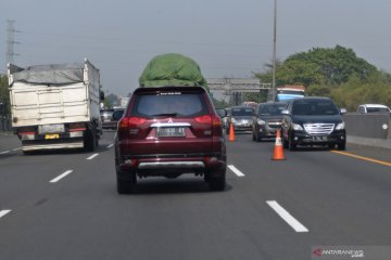 20 truk langgar aturan pembatasan kendaraan saat Natal di Tol Japek