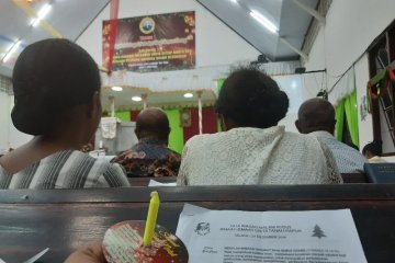 Ribuan jemaat GKI Sion Jayapura ikuti ibadah malam kudus