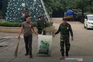 Personel Polri-TNI membersihkan Gereja Katedral