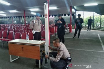 Polisi sterilisasi gereja di Bandung jelang perayaan Natal