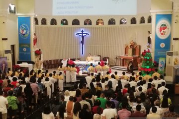 Misa Malam Natal di Gereja St Theresia diikuti ribuan umat