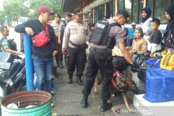 Polisi kerahkan anjing pelacak sterilkan Terminal Kampung Rambutan