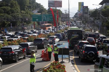 Polisi berlakukan sistem buka tutup di jalur menuju kawasan Puncak