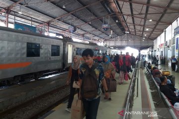Ribuan penumpang padati stasiun Daop Madiun jelang libur Natal