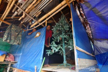 Merayakan natal di pengungsian korban gempa