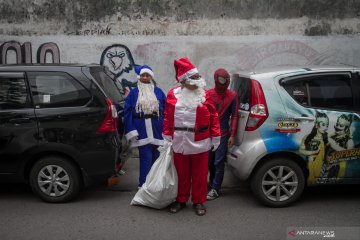 Sinterklas berikan kejutan natal untuk anak-anak di Solo