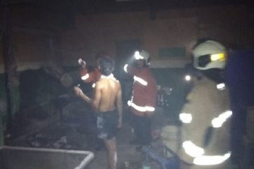 Dua karyawan terluka akibat gilingan bakso di Rawamangun terbakar