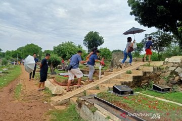 Peziarah makam TPU Pondok Kelapa meningkat 80 persen saat Natal