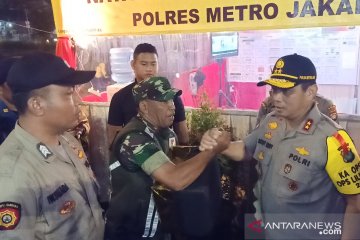 Kapolda Metro beri bingkisan untuk petugas piket di Pangkalan Jati