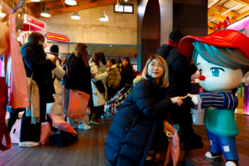 Malam Natal di Seoul, penggemar K-pop serbu pernak-pernik BTS