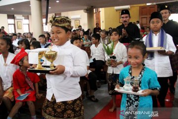 Misa Natal pakaian adat Betawi dan Nusantara
