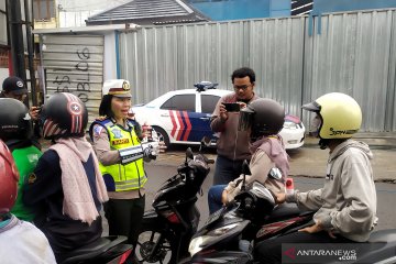 Polisi membagikan makanan ringan saat rekayasa lalu lintas di Lembang