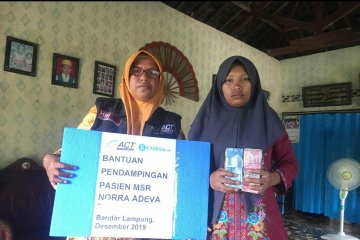 Penderita penyakit komplikasi diberi bantuan ACT Lampung