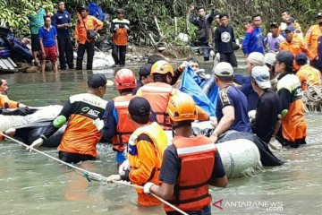 Relawan ACT bantu evakuasi korban bus sriwijaya