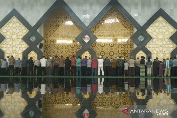 PNS di Bogor sholat gerhana matahari berjamaah