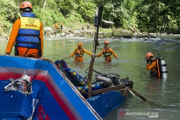 Polisi evakuasi bangkai Bus Sriwijaya dari sungai untuk penyelidikan