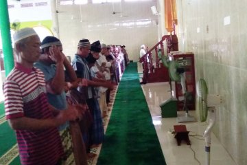 Shalat gerhana digelar umat Islam Biak Numfor di Masjid Agung