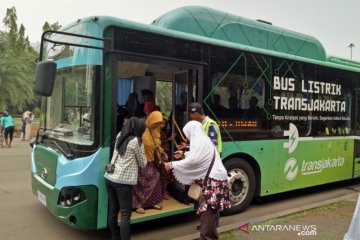 Kisah  pengunjung pertama kali jajal bus listrik di Monas