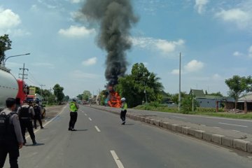 Truk muat CNG terbakar di bypass Mojokerto