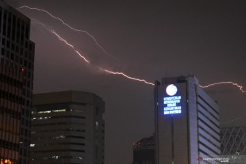 Kamis siang, hujan petir diperkirakan terjadi di sebagian  Jakarta