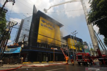 Kebakaran toko elektronik di Surabaya