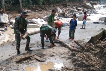 PRCPB Yonif 126/KC evakuasi korban banjir Labuhanbatu Utara