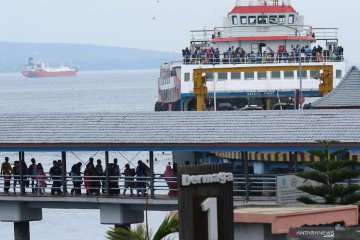 Arus wisatawan menuju Bali di pelabuhan Ketapang