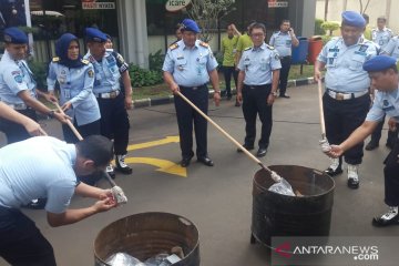 Ratusan ponsel sitaan di lapas Jakarta dimusnahkan