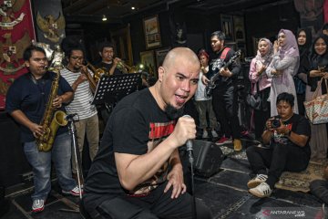 Bebas dari penjara, Ahmad Dhani langsung jalani sesi latihan