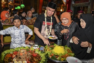 Ahmad Dhani potong nasi tumpeng syukuran kebebasan