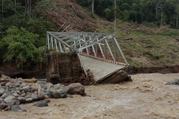 Jembatan putus akibat banjir bandang di Lahat