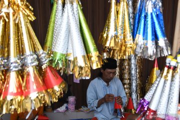 Jajakan terompet jelang perayaan tahun baru 2020