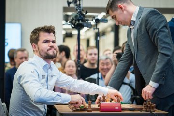 Carlsen alami kekalahan pertama, tapi kokoh di puncak catur kilat