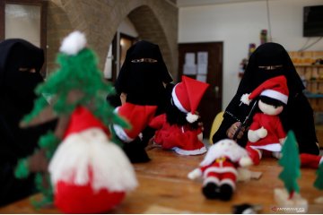 Pembuatan mainan Natal bertema Santa di Gaza