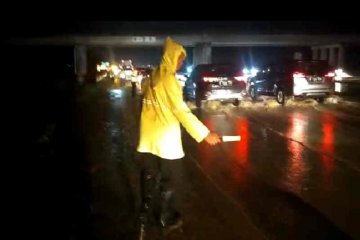Hujan deras akibatkan jalur tol Cipali KM 136 tergenang