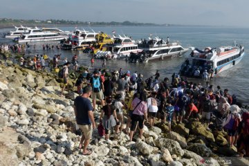 Liburan tahun baru, wisatawan padati Nusa Penida