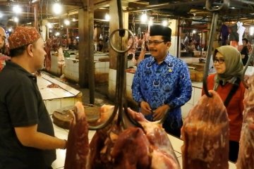 Disketapang gandeng Kepolisian awasi penjualan sembako di pasar