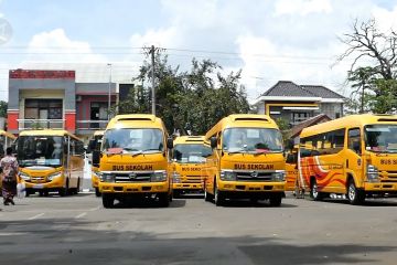 Kemenhub serahkan bus sekolah untuk  Ponpes di Jateng