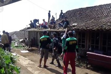 73 Rumah rusak diterjang angin puting beliung