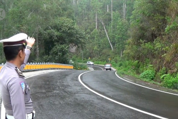 Meminimalisasi jalur rawan di tebing Gunung Lawu