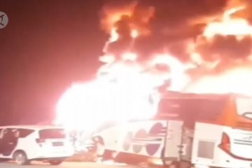 Dua bus tabrakan dan terbakar di Gerbang Tol Kalikangkung