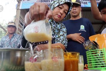 Menikmati bubur pisang campur ketan asal Simeulue