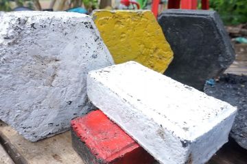 Menyulap sampah plastik jadi eco paving block