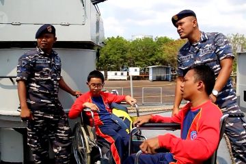 Puluhan anak disabilitas rasakan sensasi kapal perang TNI AL