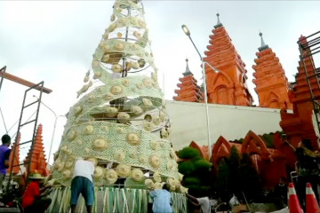 Mengenalkan budaya Bali lewat pohon Natal berbahan anyaman lontar