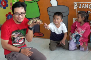 Pecinta reptil ajarkan cara menghadapi ular pada anak-anak