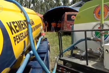 Kementerian PUPR distribusi air di lokasi pengungsian banjir bandang