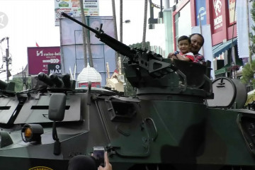 Saat warga Malang bisa berfoto dengan tank di depan mal