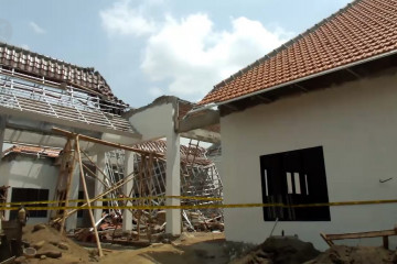 Atap Kantor Kecamatan di Jember ambruk, 1  orang  luka