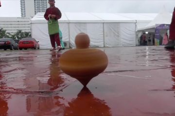 Hujan lebat tak surutkan permainan gasing Melayu di Batam